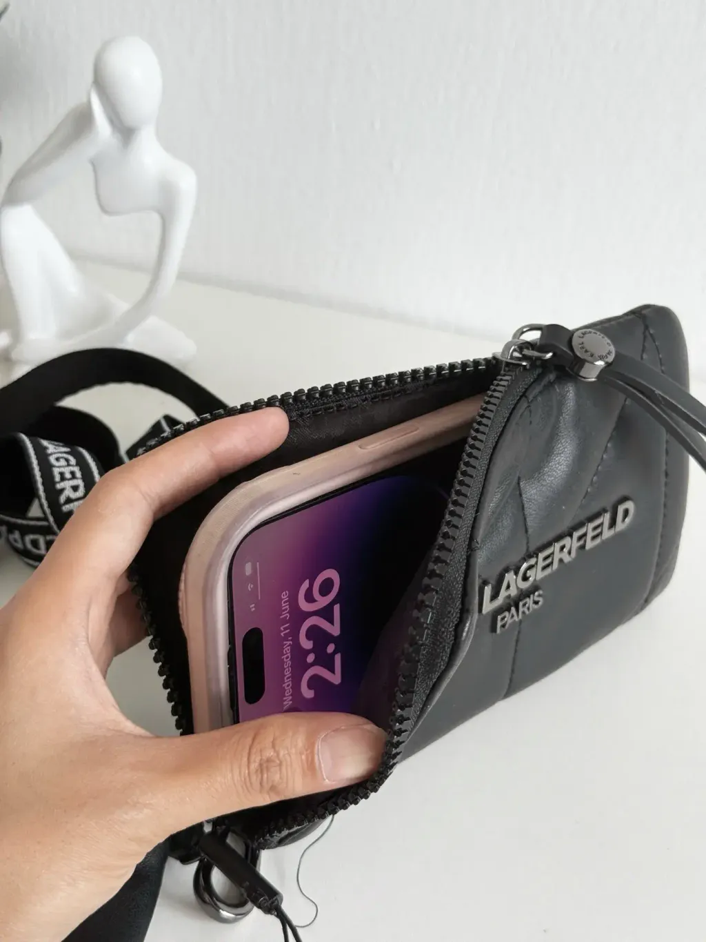 JuzBeauty_JuzBeautyMalaysia_JuzPretty_Authentic_Kbeauty_Malaysia_Skin_Care_Cosmetics_Jbeauty_Health_Care_korean_streetwear_US_Luxury_KARL LAGERFELD LH3YE5BV Voyage Lanyard Key Fob In Black 女款钱包9