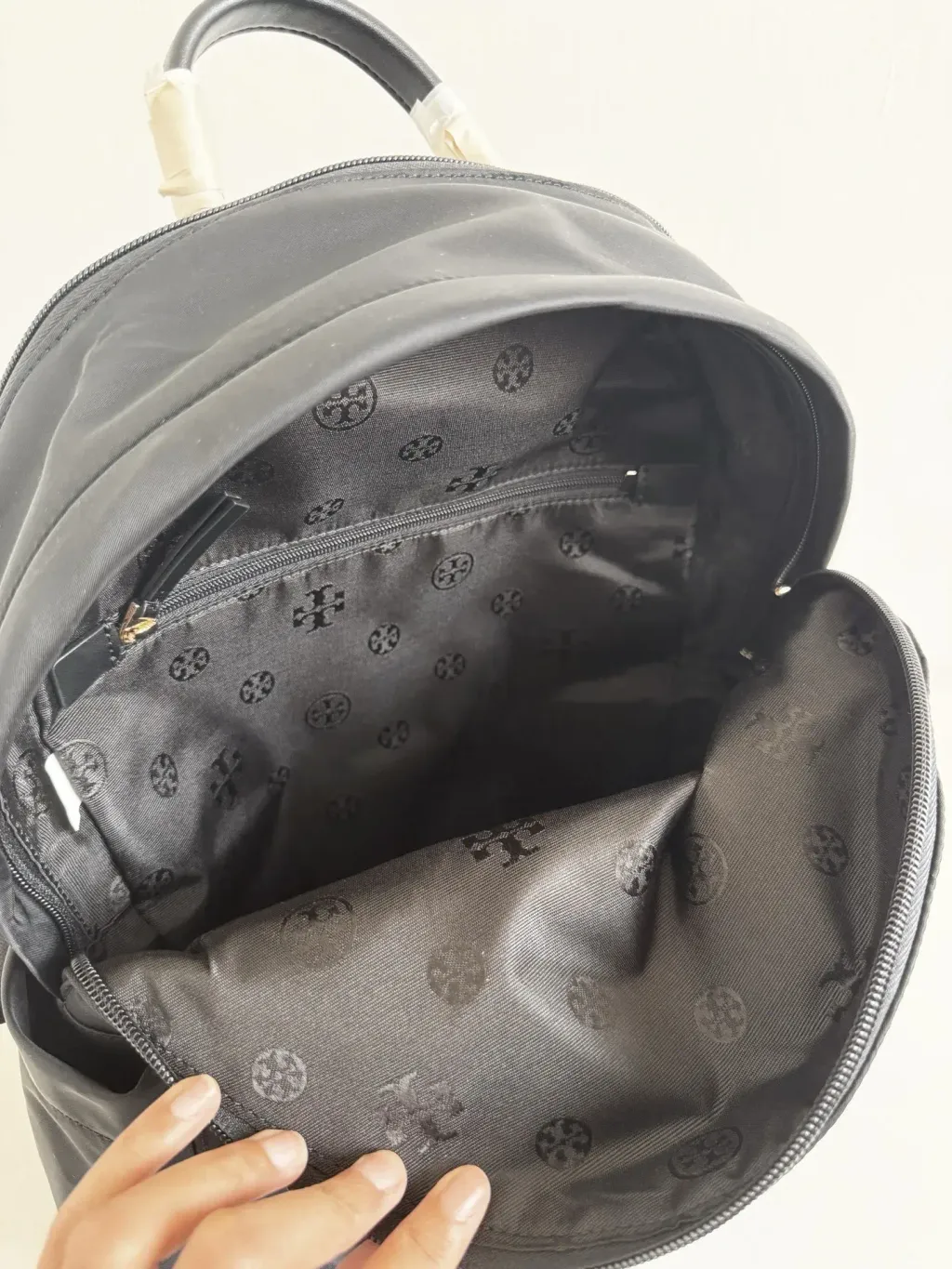 JuzBeauty_JuzBeautyMalaysia_JuzPretty_Authentic_Kbeauty_Malaysia_Skin_Care_Cosmetics_Jbeauty_Health_Care_korean_streetwear_US_Luxury_TORY BURCH 88368 Ella Nylon Backpack Bag In Black 女款背包5