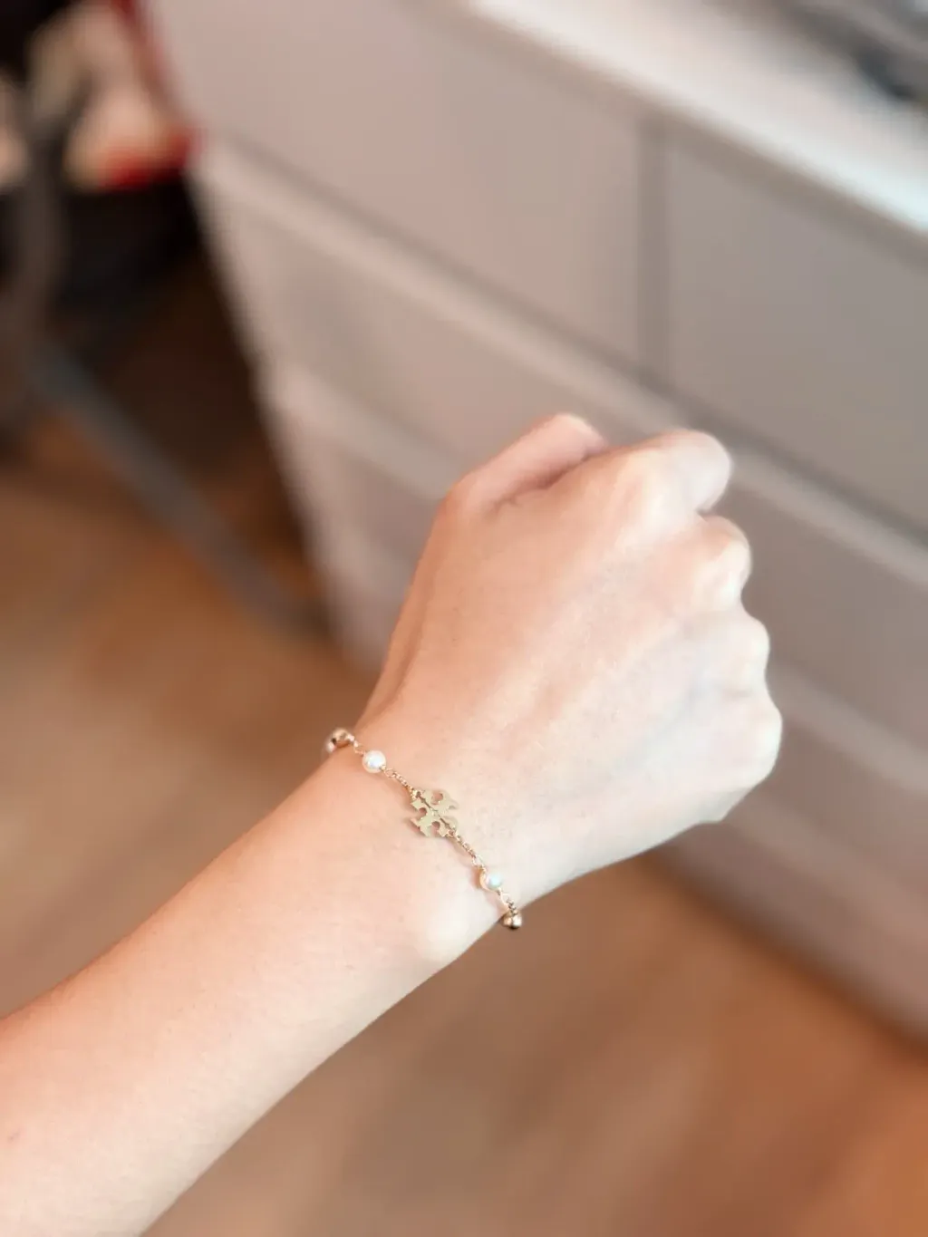 JuzBeauty_JuzBeautyMalaysia_JuzPretty_Authentic_Kbeauty_Malaysia_Skin_Care_Cosmetics_Jbeauty_Health_Care_korean_streetwear_US_Luxury_TORY BURCH 164147 Logo Pearl Beaded Slider 手链5