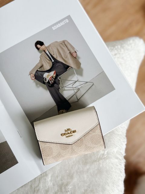 JuzBeauty_JuzBeautyMalaysia_JuzPretty_Authentic_Kbeauty_Malaysia_Skin_Care_Cosmetics_Jbeauty_Health_Care_korean_streetwear_US_Luxury_COACH CZ272 Flap Card Case In Signature Canvas in Sand:Chalk 女款卡包3