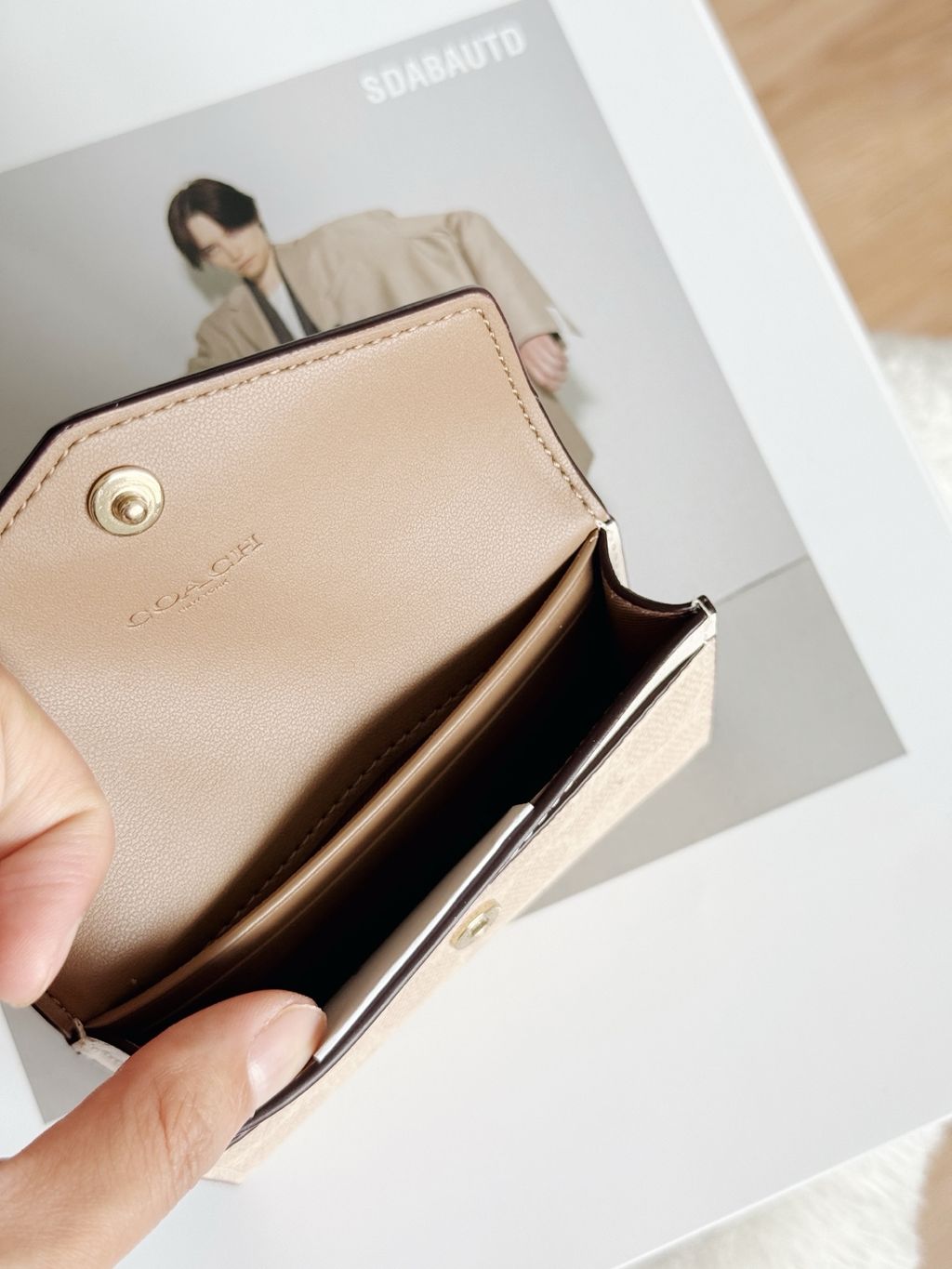 JuzBeauty_JuzBeautyMalaysia_JuzPretty_Authentic_Kbeauty_Malaysia_Skin_Care_Cosmetics_Jbeauty_Health_Care_korean_streetwear_US_Luxury_COACH CZ272 Flap Card Case In Signature Canvas in Sand:Chalk 女款卡包4
