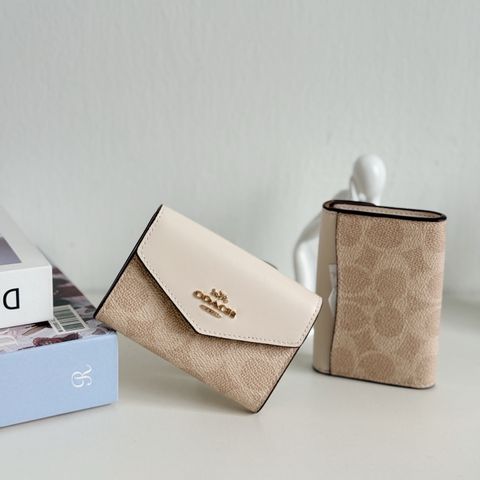 JuzBeauty_JuzBeautyMalaysia_JuzPretty_Authentic_Kbeauty_Malaysia_Skin_Care_Cosmetics_Jbeauty_Health_Care_korean_streetwear_US_Luxury_COACH CZ272 Flap Card Case In Signature Canvas in Sand:Chalk 女款卡包1