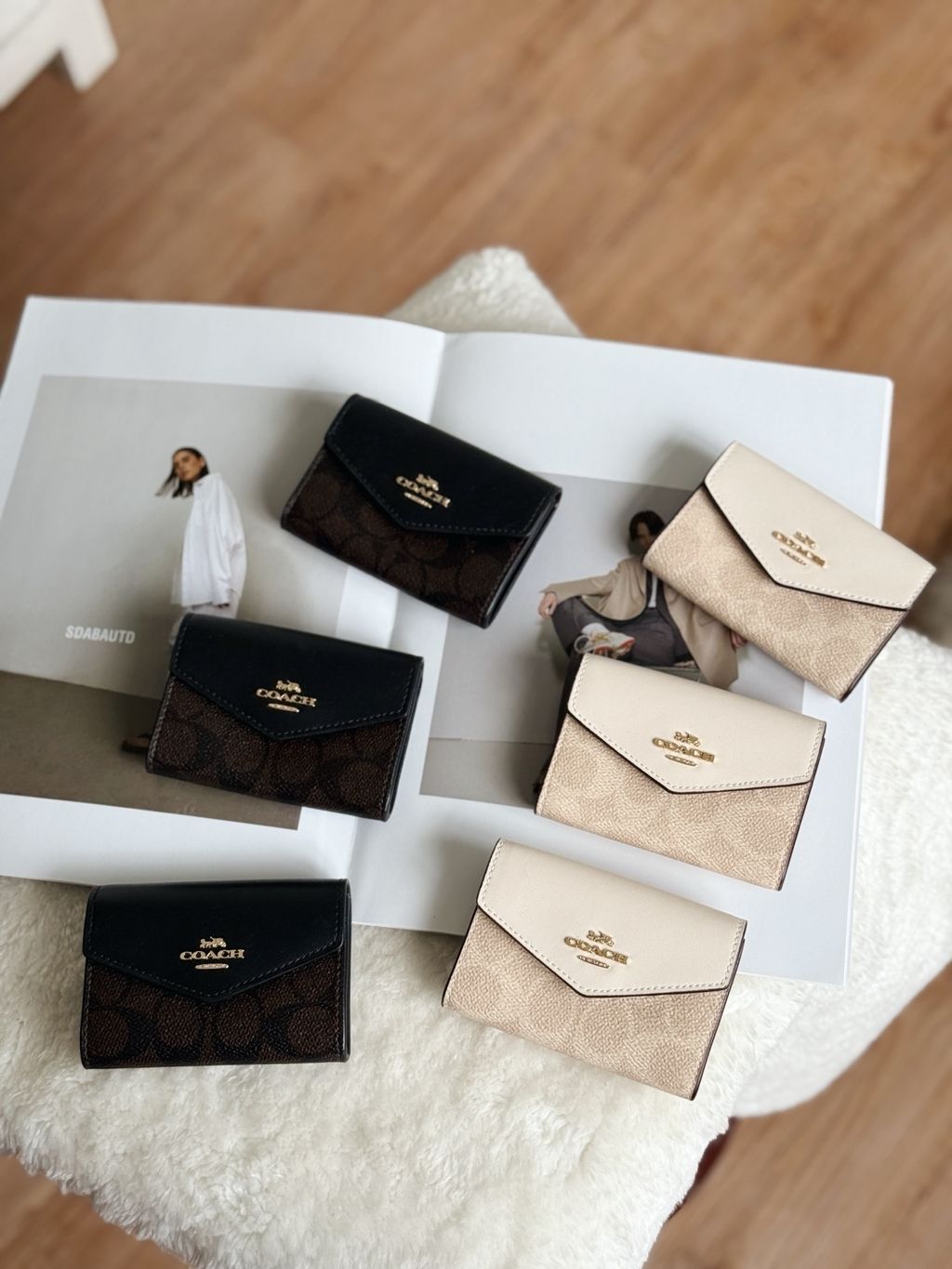 JuzBeauty_JuzBeautyMalaysia_JuzPretty_Authentic_Kbeauty_Malaysia_Skin_Care_Cosmetics_Jbeauty_Health_Care_korean_streetwear_US_Luxury_COACH CZ272 Flap Card Case In Signature Canvas in Sand:Chalk 女款卡包2