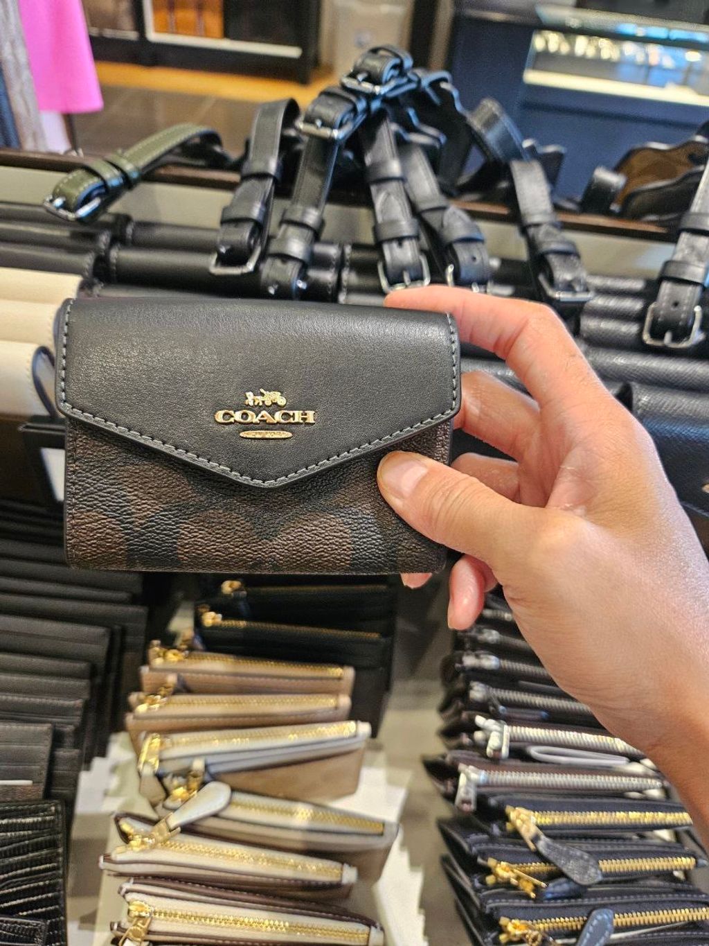 JuzBeauty_JuzBeautyMalaysia_JuzPretty_Authentic_Kbeauty_Malaysia_Skin_Care_Cosmetics_Jbeauty_Health_Care_korean_streetwear_US_Luxury_COACH CZ272 Flap Card Case In Signature Canvas in Walnut:Black 女款卡包3