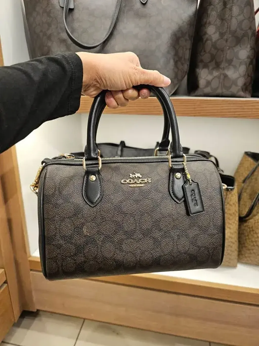 JuzBeauty_JuzBeautyMalaysia_JuzPretty_Authentic_Kbeauty_Malaysia_Skin_Care_Cosmetics_Jbeauty_Health_Care_korean_streetwear_US_Luxury_COACH CV961 Rowan Satchel Bag Signature Canvas In Walnut:Black 枕头包6