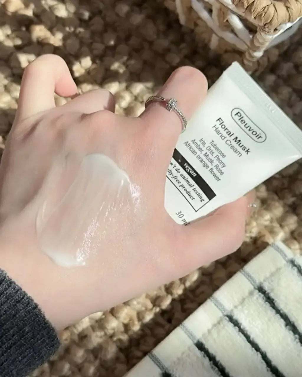 JuzBeauty-JuzBeautyMalaysia-JuzPretty-Authentic-Kbeauty-Malaysia-Skin-Care-Cosmetics-Jbeauty-Health-Care-korean-streetwear-Pleuvoir Hand Cream 香氛护手霜8