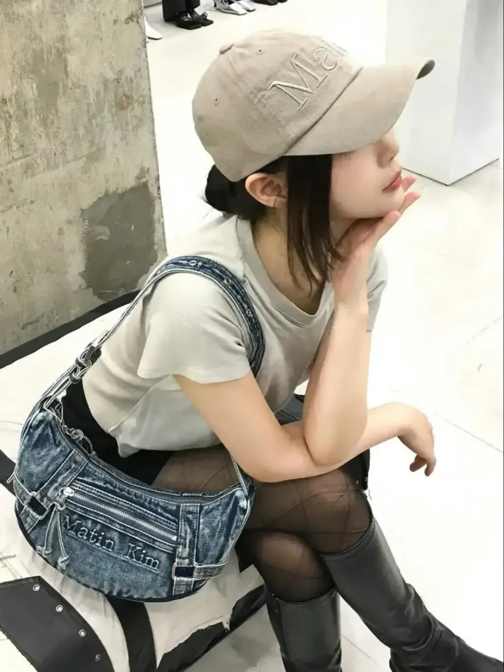 JuzBeauty-JuzBeautyMalaysia-JuzPretty-Authentic-Kbeauty-Malaysia-Skin-Care-Cosmetics-Jbeauty-Health-Care-korean-streetwear-MATIN KIM MK2534BG038M Matin Washed Denim Mini Hobo Bag 水洗牛仔腋下包 月亮包3