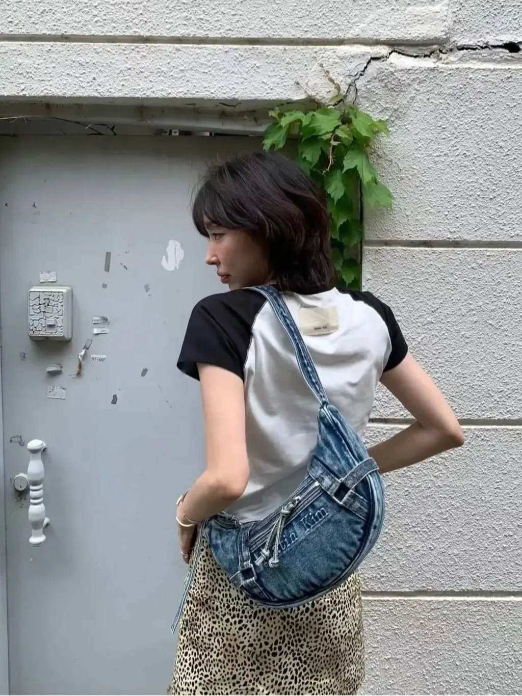 JuzBeauty-JuzBeautyMalaysia-JuzPretty-Authentic-Kbeauty-Malaysia-Skin-Care-Cosmetics-Jbeauty-Health-Care-korean-streetwear-MATIN KIM MK2534BG038M Matin Washed Denim Mini Hobo Bag 水洗牛仔腋下包 月亮包7