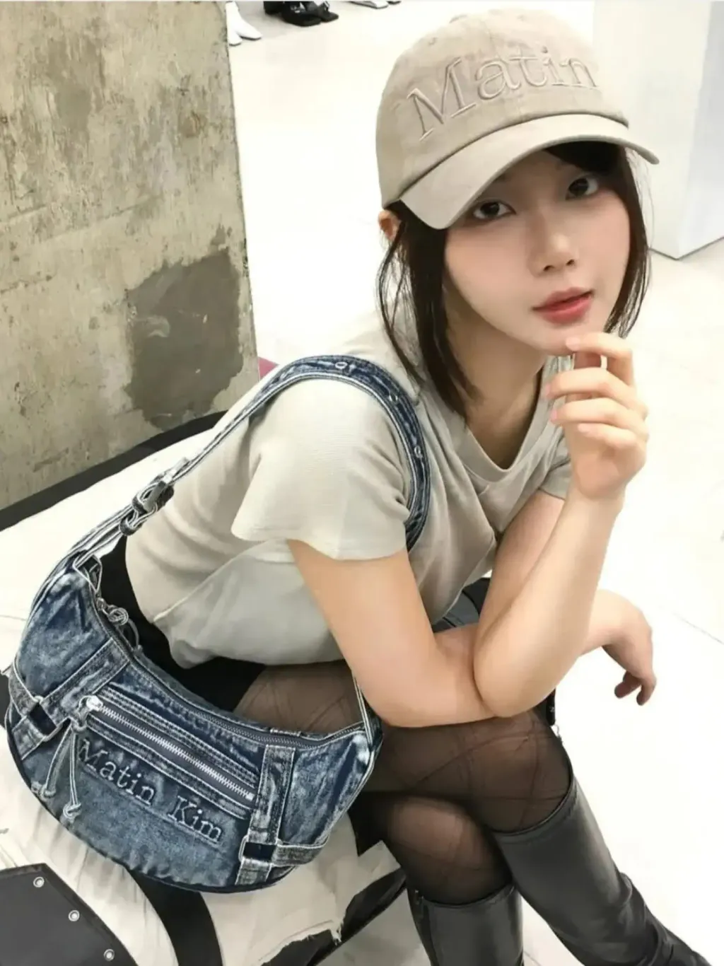 JuzBeauty-JuzBeautyMalaysia-JuzPretty-Authentic-Kbeauty-Malaysia-Skin-Care-Cosmetics-Jbeauty-Health-Care-korean-streetwear-MATIN KIM MK2534BG038M Matin Washed Denim Mini Hobo Bag 水洗牛仔腋下包 月亮包9