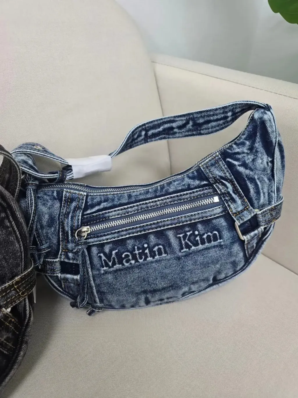JuzBeauty-JuzBeautyMalaysia-JuzPretty-Authentic-Kbeauty-Malaysia-Skin-Care-Cosmetics-Jbeauty-Health-Care-korean-streetwear-MATIN KIM MK2534BG038M Matin Washed Denim Mini Hobo Bag 水洗牛仔腋下包 月亮包2