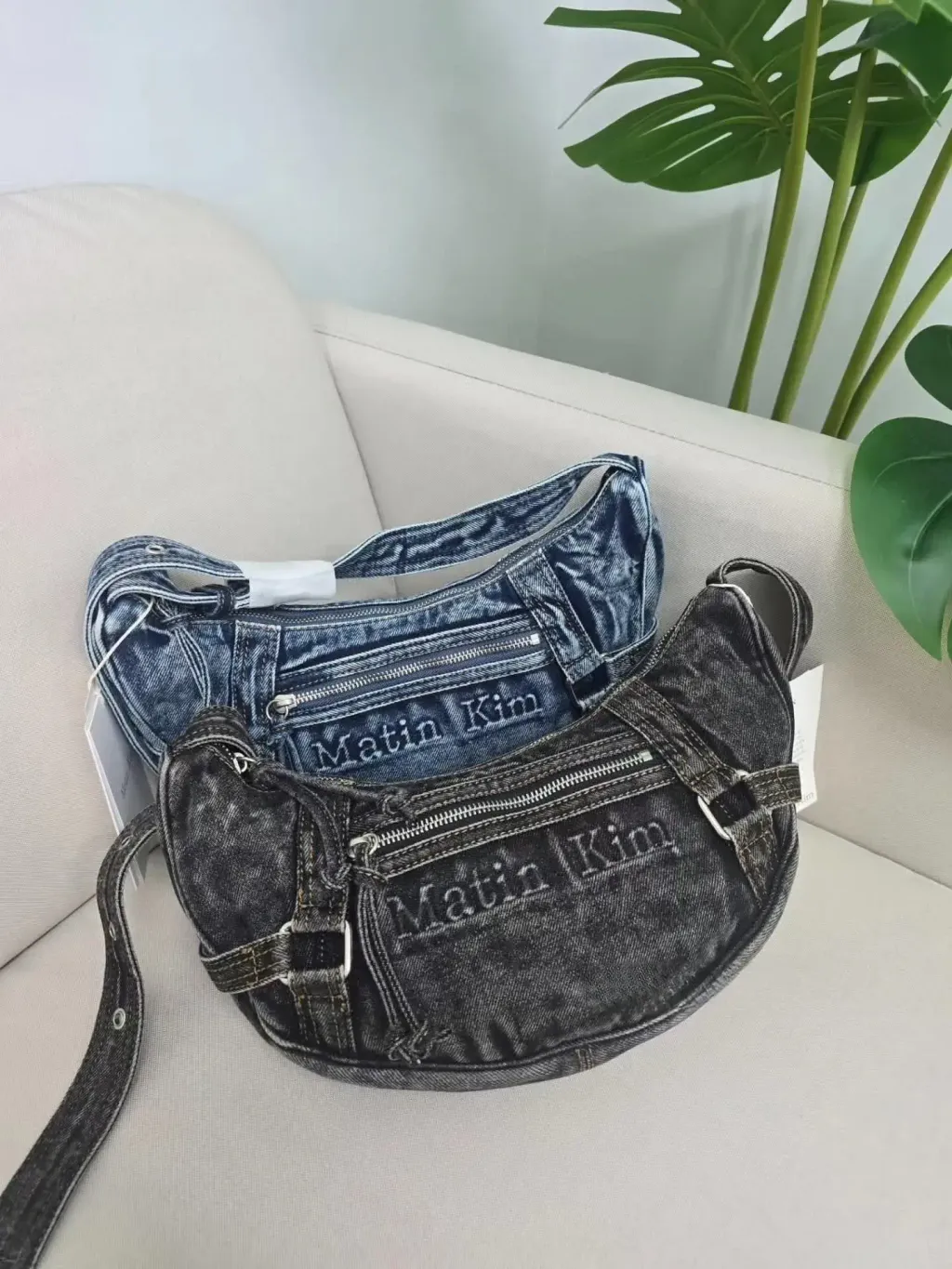 JuzBeauty-JuzBeautyMalaysia-JuzPretty-Authentic-Kbeauty-Malaysia-Skin-Care-Cosmetics-Jbeauty-Health-Care-korean-streetwear-MATIN KIM MK2534BG038M Matin Washed Denim Mini Hobo Bag 水洗牛仔腋下包 月亮包1