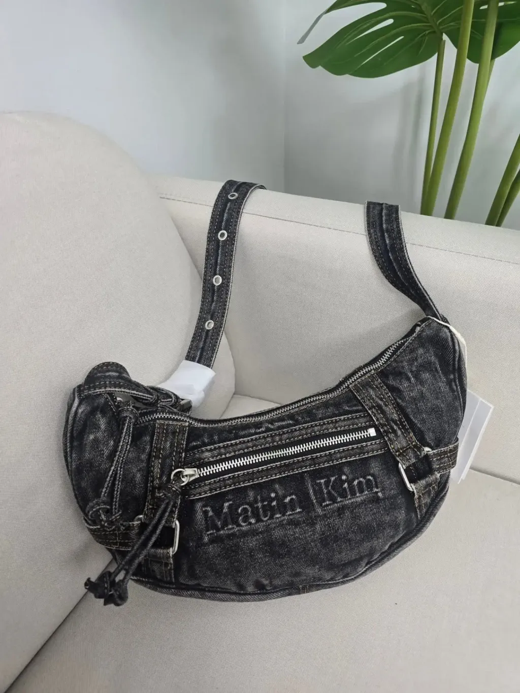 JuzBeauty-JuzBeautyMalaysia-JuzPretty-Authentic-Kbeauty-Malaysia-Skin-Care-Cosmetics-Jbeauty-Health-Care-korean-streetwear-MATIN KIM MK2534BG038M Matin Washed Denim Mini Hobo Bag 水洗牛仔腋下包 月亮包10