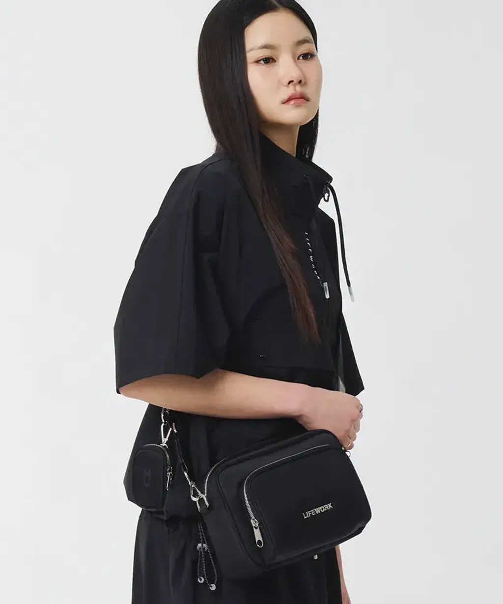 JuzBeauty-JuzBeautyMalaysia-JuzPretty-Authentic-Kbeauty-Malaysia-Skin-Care-Cosmetics-Jbeauty-Health-Care-korean-streetwear-LIFEWORK LW255BG408 Metal Logo Camera Bag 相机包1