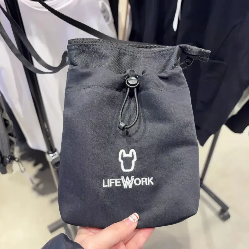 JuzBeauty-JuzBeautyMalaysia-JuzPretty-Authentic-Kbeauty-Malaysia-Skin-Care-Cosmetics-Jbeauty-Health-Care-korean-streetwear-LIFEWORK LW255BG404 Logo Shirring String Phone Bag 手机包6