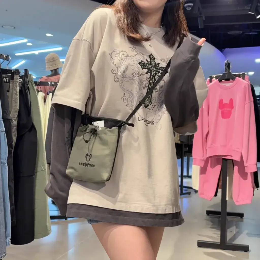 JuzBeauty-JuzBeautyMalaysia-JuzPretty-Authentic-Kbeauty-Malaysia-Skin-Care-Cosmetics-Jbeauty-Health-Care-korean-streetwear-LIFEWORK LW255BG404 Logo Shirring String Phone Bag 手机包4