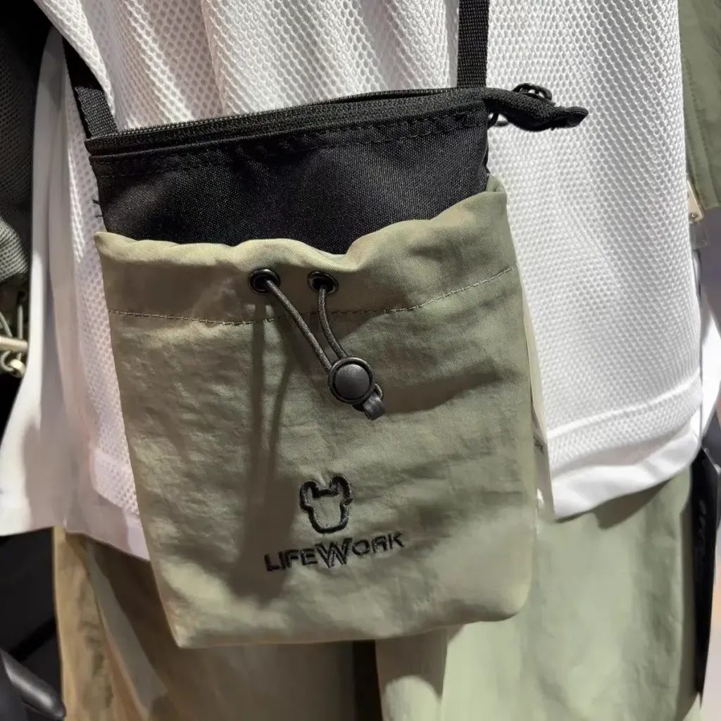 JuzBeauty-JuzBeautyMalaysia-JuzPretty-Authentic-Kbeauty-Malaysia-Skin-Care-Cosmetics-Jbeauty-Health-Care-korean-streetwear-LIFEWORK LW255BG404 Logo Shirring String Phone Bag 手机包5