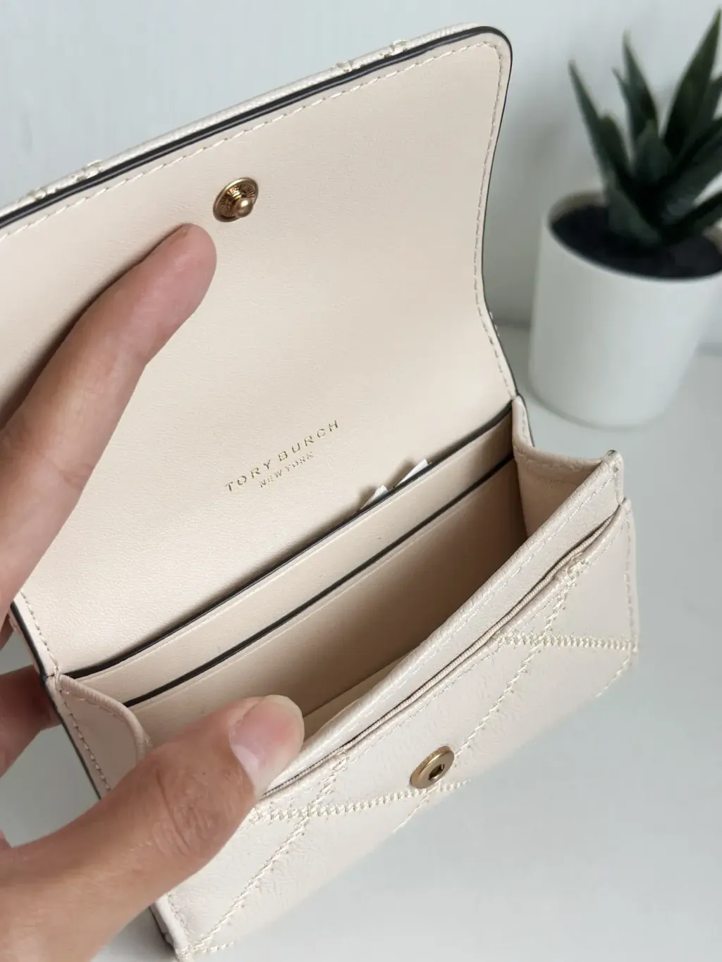 JuzBeauty_JuzBeautyMalaysia_JuzPretty_Authentic_Kbeauty_Malaysia_Skin_Care_Cosmetics_Jbeauty_Health_Care_korean_streetwear_US_Luxury_TORY BURCH 878660422 Willa Card Case In New Cream 卡包2