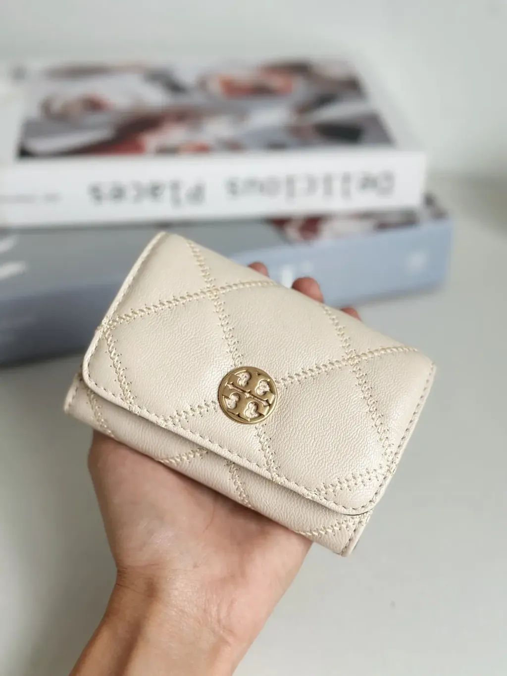 JuzBeauty_JuzBeautyMalaysia_JuzPretty_Authentic_Kbeauty_Malaysia_Skin_Care_Cosmetics_Jbeauty_Health_Care_korean_streetwear_US_Luxury_TORY BURCH 878660422 Willa Card Case In New Cream 卡包1