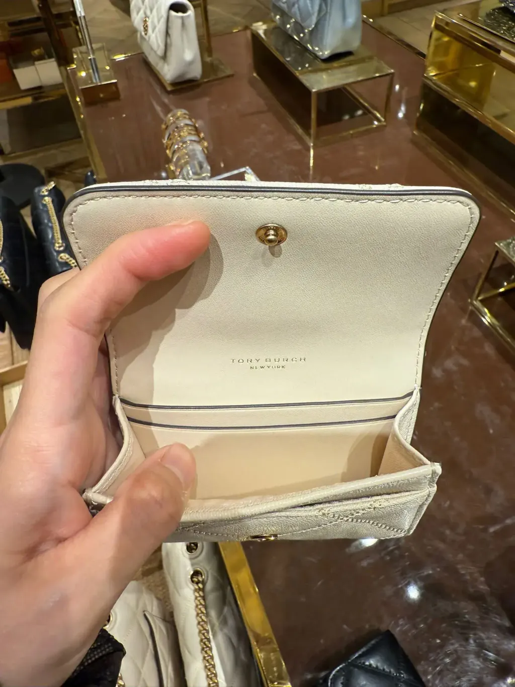 JuzBeauty_JuzBeautyMalaysia_JuzPretty_Authentic_Kbeauty_Malaysia_Skin_Care_Cosmetics_Jbeauty_Health_Care_korean_streetwear_US_Luxury_TORY BURCH 878660422 Willa Card Case In New Cream 卡包3