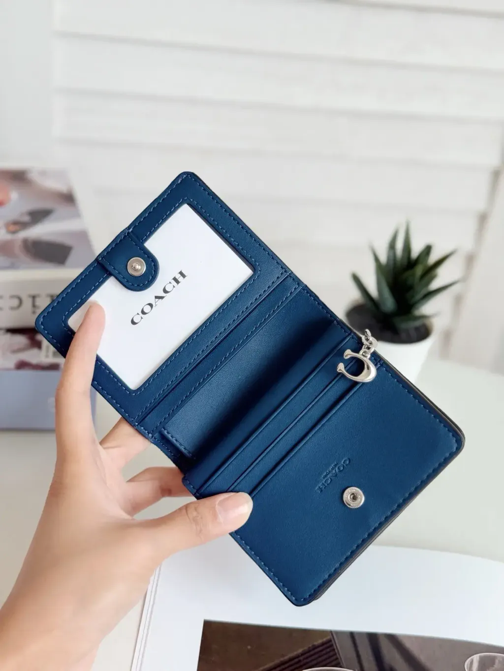 JuzBeauty_JuzBeautyMalaysia_JuzPretty_Authentic_Kbeauty_Malaysia_Skin_Care_Cosmetics_Jbeauty_Health_Care_korean_streetwear_US_Luxury_COACH CAP07 Snap Wallet In Denim 女款钱包3