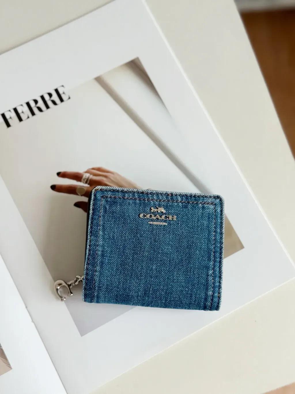 JuzBeauty_JuzBeautyMalaysia_JuzPretty_Authentic_Kbeauty_Malaysia_Skin_Care_Cosmetics_Jbeauty_Health_Care_korean_streetwear_US_Luxury_COACH CAP07 Snap Wallet In Denim 女款钱包4