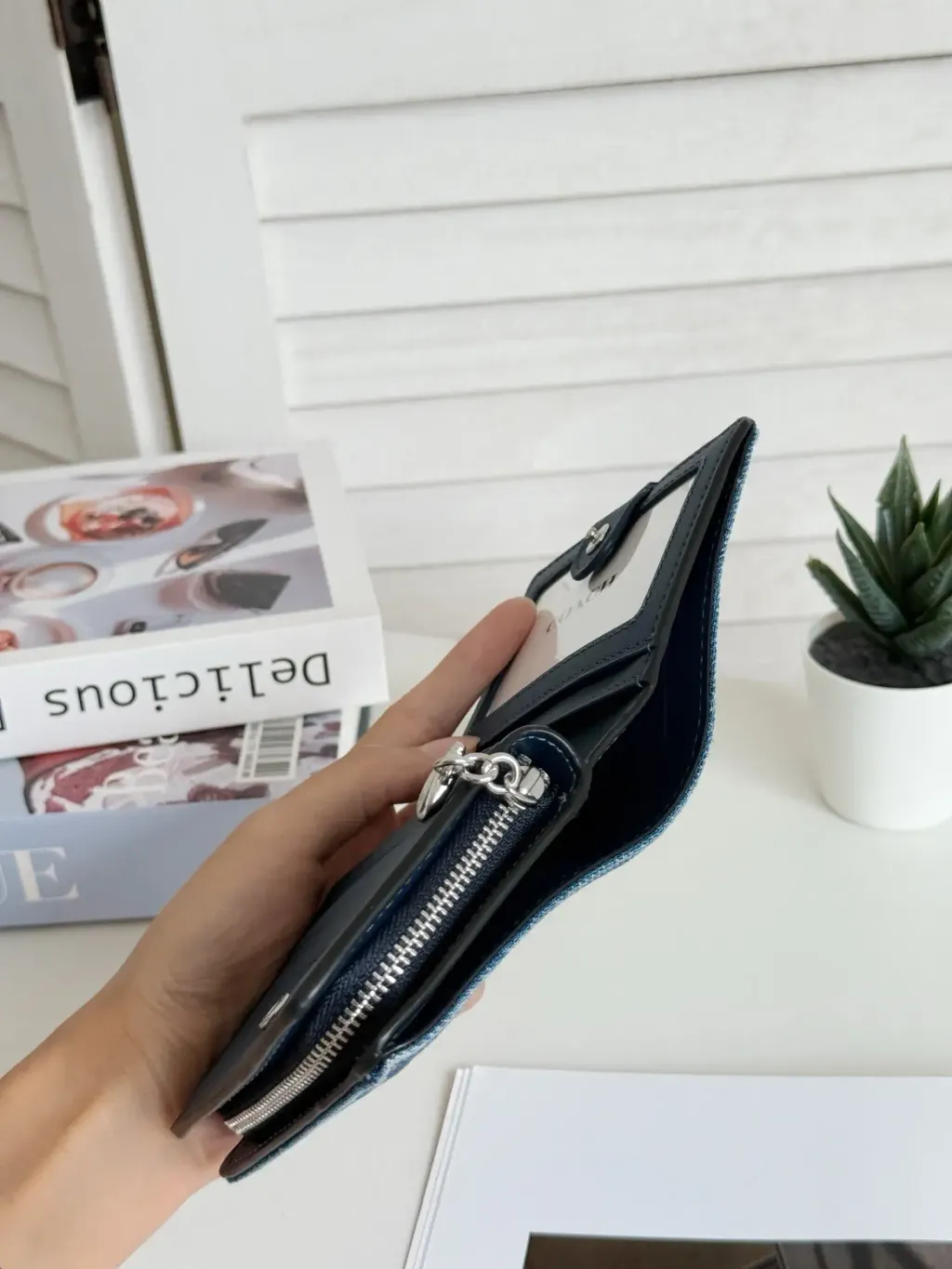 JuzBeauty_JuzBeautyMalaysia_JuzPretty_Authentic_Kbeauty_Malaysia_Skin_Care_Cosmetics_Jbeauty_Health_Care_korean_streetwear_US_Luxury_COACH CAP07 Snap Wallet In Denim 女款钱包2