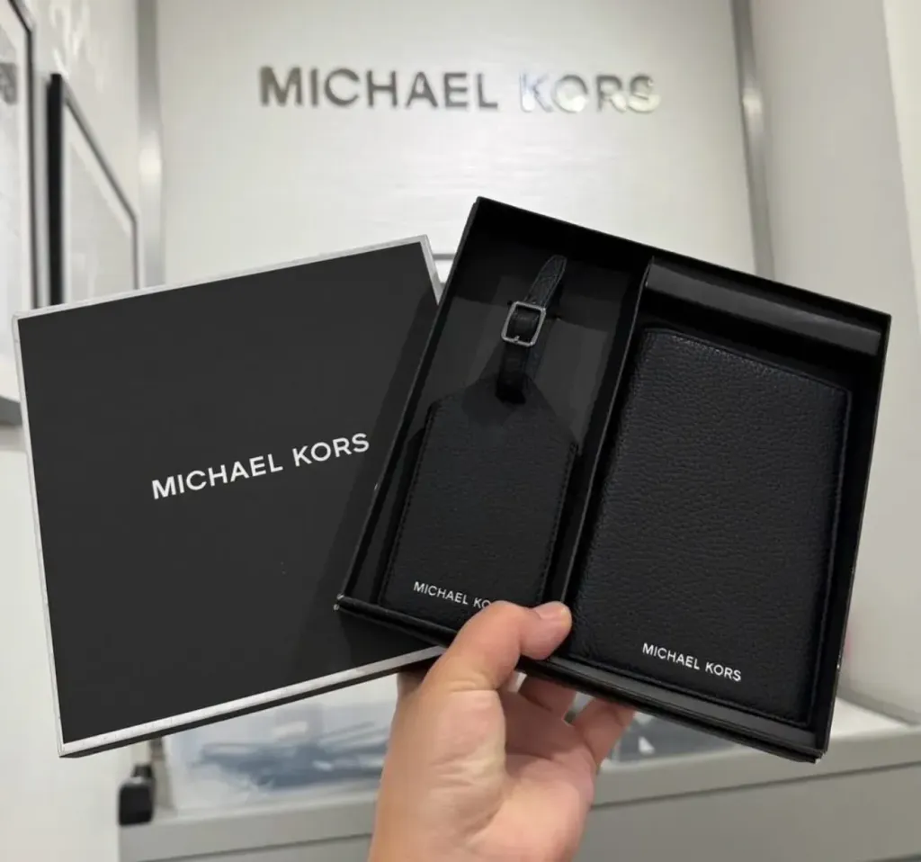 JuzBeauty_JuzBeautyMalaysia_JuzPretty_Authentic_Kbeauty_Malaysia_Skin_Care_Cosmetics_Jbeauty_Health_Care_korean_streetwear_US_Luxury_MICHAEL KORS 36T4LCON4L Pebbled Leather Passport Case And Luggage Tag Gift Set 男款护照夹+行李牌礼盒4