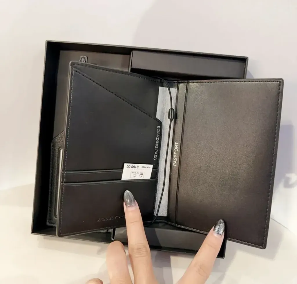 JuzBeauty_JuzBeautyMalaysia_JuzPretty_Authentic_Kbeauty_Malaysia_Skin_Care_Cosmetics_Jbeauty_Health_Care_korean_streetwear_US_Luxury_MICHAEL KORS 36T4LCON4L Pebbled Leather Passport Case And Luggage Tag Gift Set 男款护照夹+行李牌礼盒5