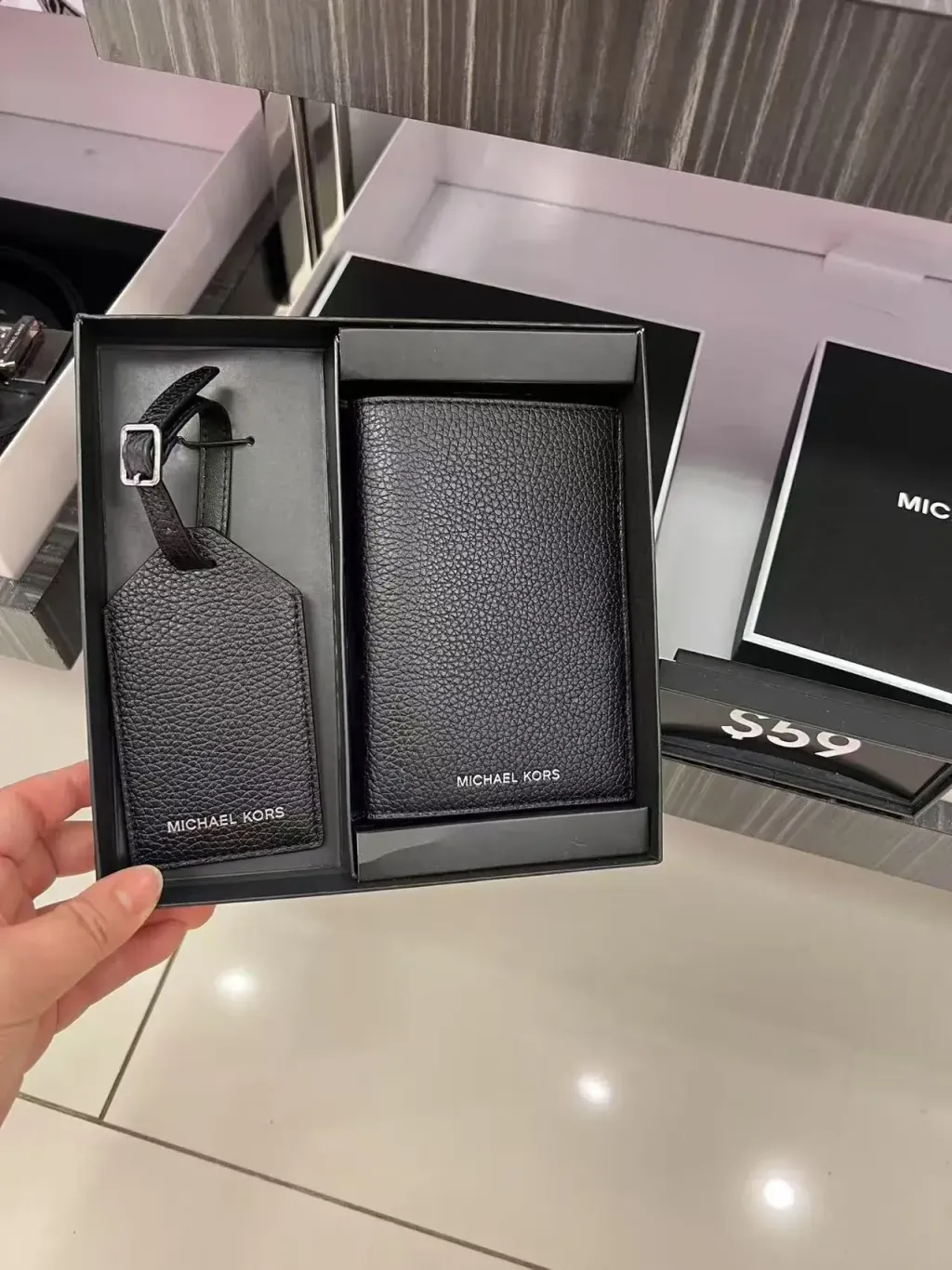 JuzBeauty_JuzBeautyMalaysia_JuzPretty_Authentic_Kbeauty_Malaysia_Skin_Care_Cosmetics_Jbeauty_Health_Care_korean_streetwear_US_Luxury_MICHAEL KORS 36T4LCON4L Pebbled Leather Passport Case And Luggage Tag Gift Set 男款护照夹+行李牌礼盒7