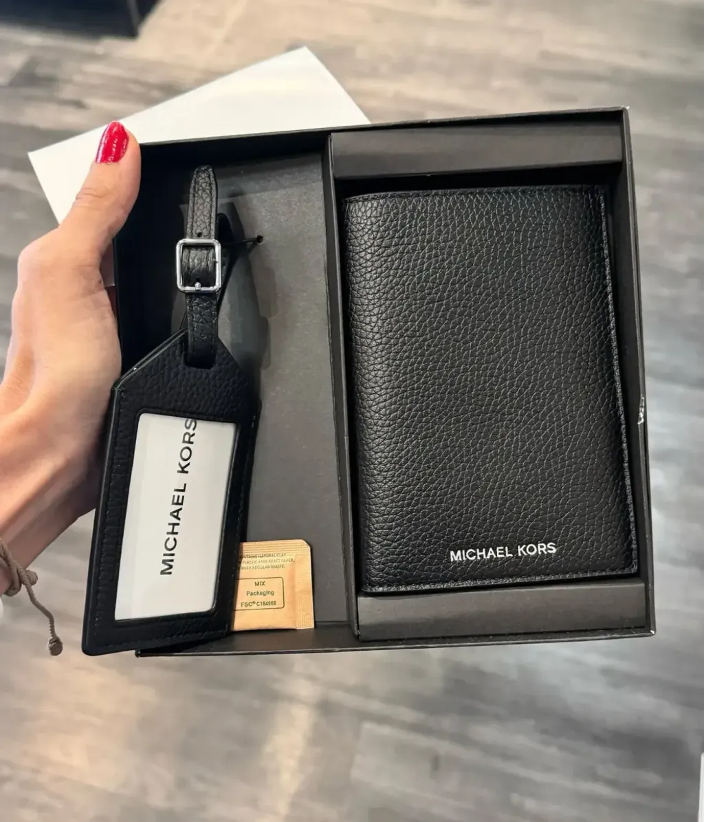 JuzBeauty_JuzBeautyMalaysia_JuzPretty_Authentic_Kbeauty_Malaysia_Skin_Care_Cosmetics_Jbeauty_Health_Care_korean_streetwear_US_Luxury_MICHAEL KORS 36T4LCON4L Pebbled Leather Passport Case And Luggage Tag Gift Set 男款护照夹+行李牌礼盒6