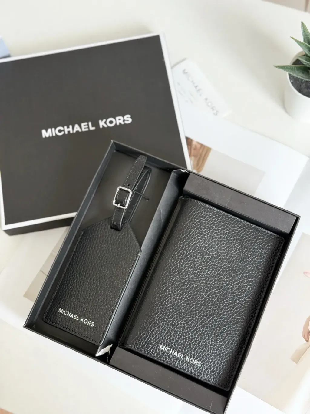 JuzBeauty_JuzBeautyMalaysia_JuzPretty_Authentic_Kbeauty_Malaysia_Skin_Care_Cosmetics_Jbeauty_Health_Care_korean_streetwear_US_Luxury_MICHAEL KORS 36T4LCON4L Pebbled Leather Passport Case And Luggage Tag Gift Set 男款护照夹+行李牌礼盒3