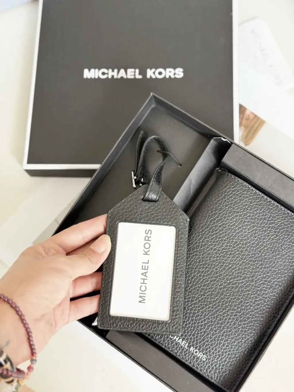 JuzBeauty_JuzBeautyMalaysia_JuzPretty_Authentic_Kbeauty_Malaysia_Skin_Care_Cosmetics_Jbeauty_Health_Care_korean_streetwear_US_Luxury_MICHAEL KORS 36T4LCON4L Pebbled Leather Passport Case And Luggage Tag Gift Set 男款护照夹+行李牌礼盒2