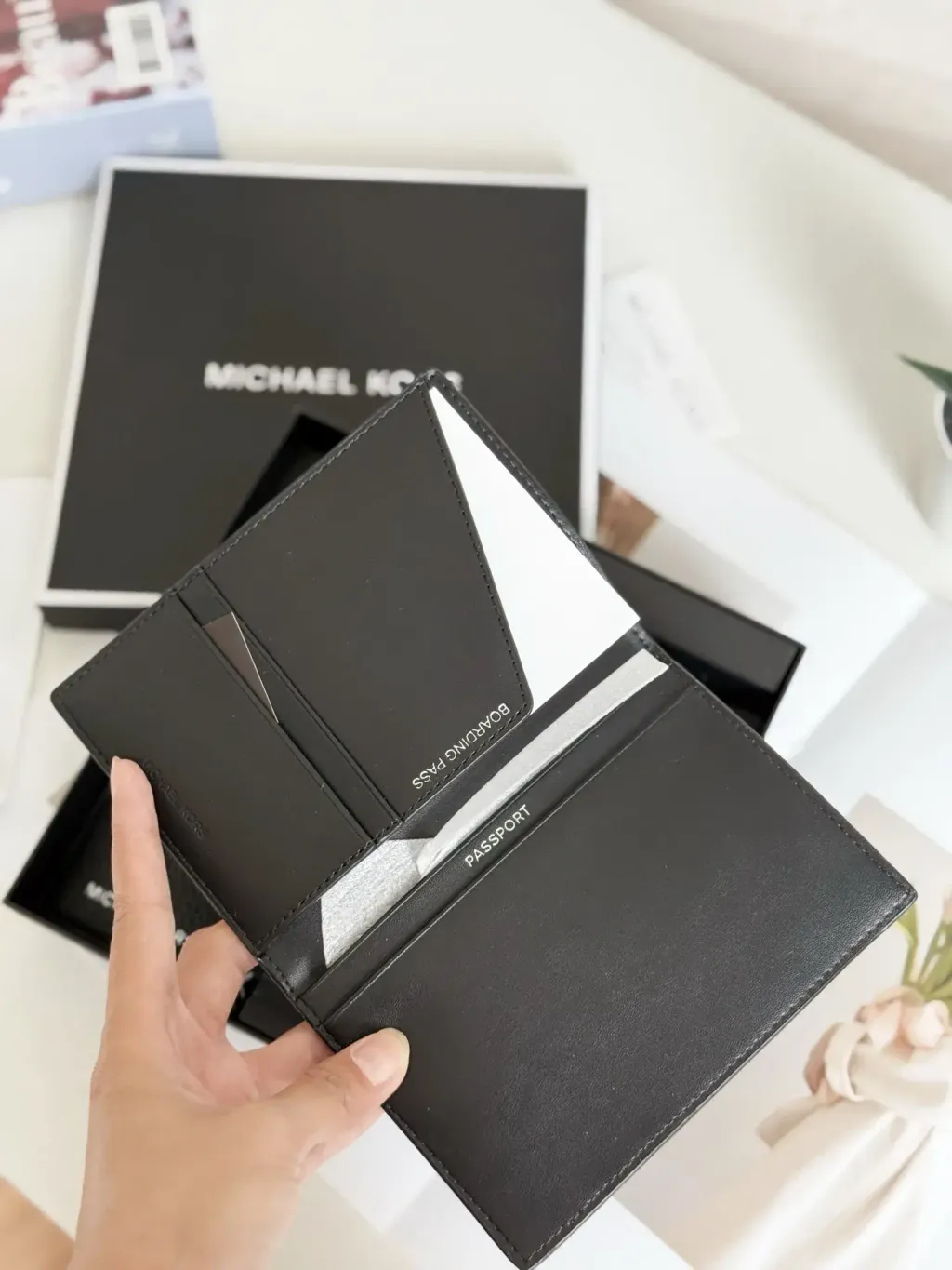 JuzBeauty_JuzBeautyMalaysia_JuzPretty_Authentic_Kbeauty_Malaysia_Skin_Care_Cosmetics_Jbeauty_Health_Care_korean_streetwear_US_Luxury_MICHAEL KORS 36T4LCON4L Pebbled Leather Passport Case And Luggage Tag Gift Set 男款护照夹+行李牌礼盒1