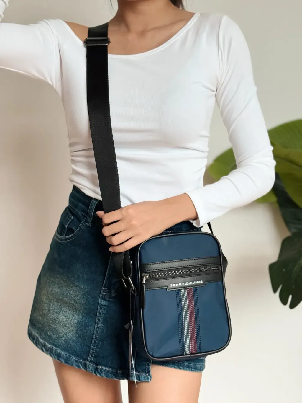 JuzBeauty_JuzBeautyMalaysia_JuzPretty_Authentic_Kbeauty_Malaysia_Skin_Care_Cosmetics_Jbeauty_Health_Care_korean_streetwear_US_Luxury_TOMMY HILFIGER MY95912348 Flight Bag Crossbody In Navy 斜挎包1