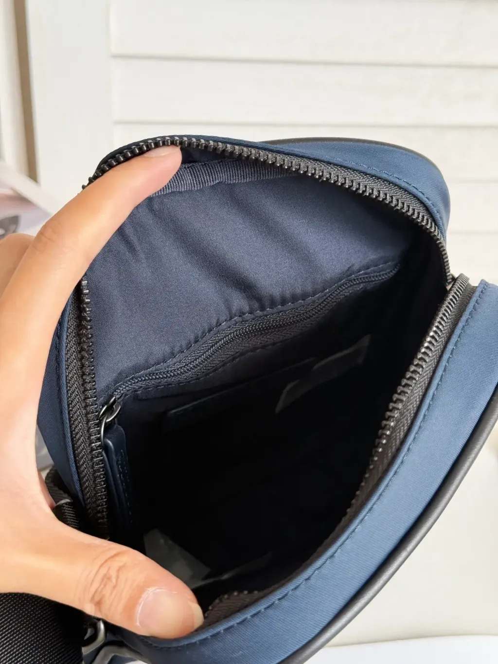 JuzBeauty_JuzBeautyMalaysia_JuzPretty_Authentic_Kbeauty_Malaysia_Skin_Care_Cosmetics_Jbeauty_Health_Care_korean_streetwear_US_Luxury_TOMMY HILFIGER MY95912348 Flight Bag Crossbody In Navy 斜挎包5