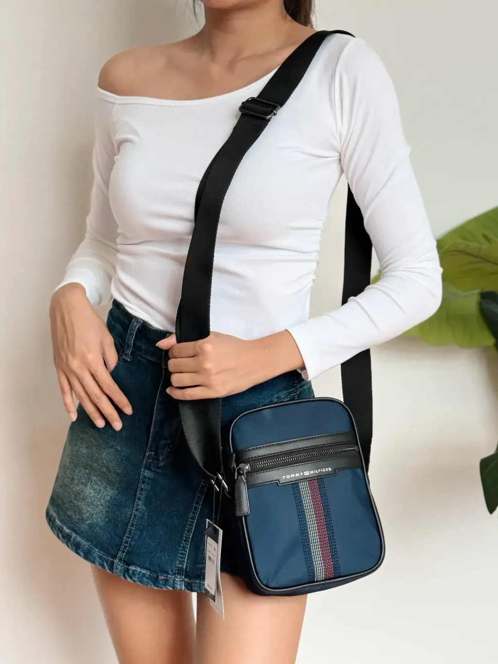 JuzBeauty_JuzBeautyMalaysia_JuzPretty_Authentic_Kbeauty_Malaysia_Skin_Care_Cosmetics_Jbeauty_Health_Care_korean_streetwear_US_Luxury_TOMMY HILFIGER MY95912348 Flight Bag Crossbody In Navy 斜挎包2