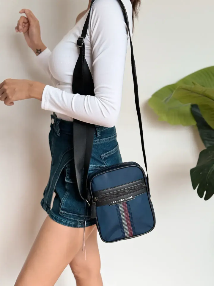 JuzBeauty_JuzBeautyMalaysia_JuzPretty_Authentic_Kbeauty_Malaysia_Skin_Care_Cosmetics_Jbeauty_Health_Care_korean_streetwear_US_Luxury_TOMMY HILFIGER MY95912348 Flight Bag Crossbody In Navy 斜挎包3