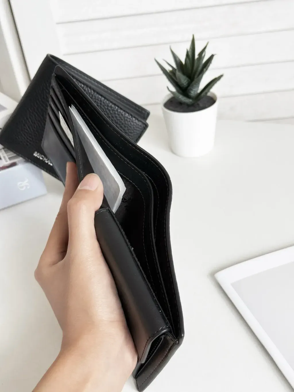 JuzBeauty_JuzBeautyMalaysia_JuzPretty_Authentic_Kbeauty_Malaysia_Skin_Care_Cosmetics_Jbeauty_Health_Care_korean_streetwear_US_Luxury_MICHAEL KORS 36T4LCOF3L Cooper Pebbled Leather Billfold Wallet With Coin Pouch In Black 男款钱包3
