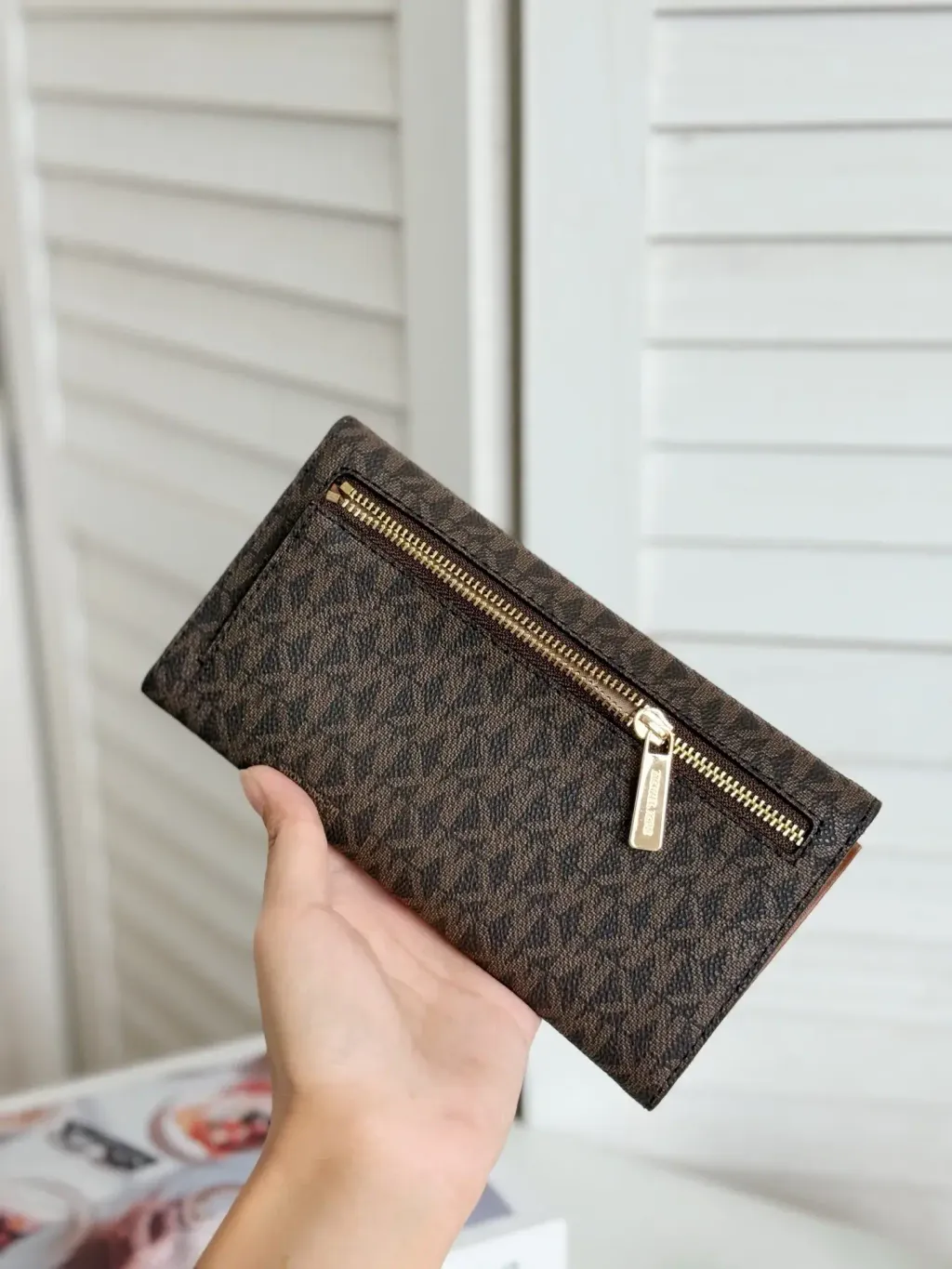 JuzBeauty_JuzBeautyMalaysia_JuzPretty_Authentic_Kbeauty_Malaysia_Skin_Care_Cosmetics_Jbeauty_Health_Care_korean_streetwear_US_Luxury_MICHAEL KORS 35F8STVF3B Jet Set Travel Large Trifold Wallet In Signature Brown 女款长钱包1