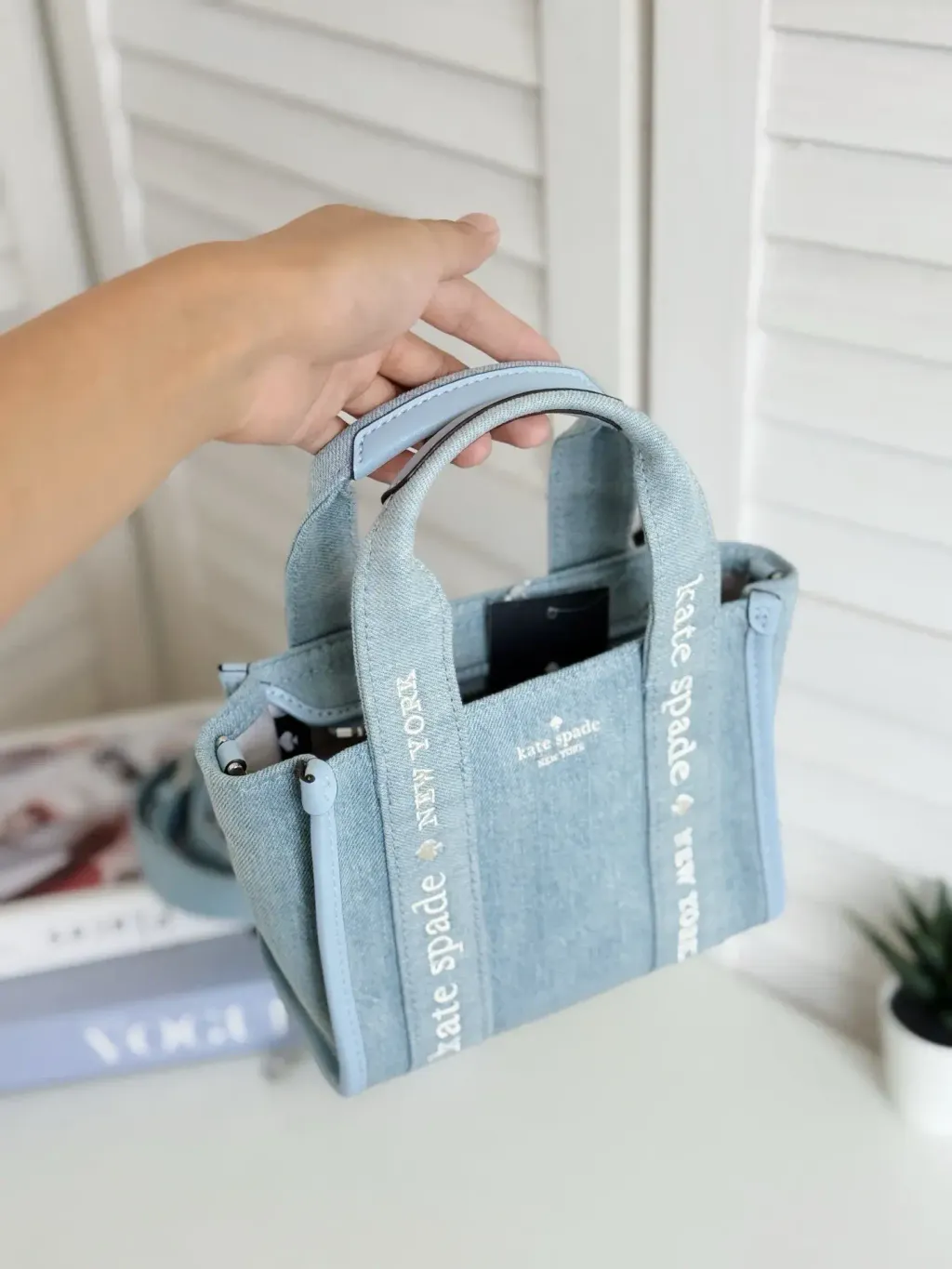 JuzBeauty_JuzBeautyMalaysia_JuzPretty_Authentic_Kbeauty_Malaysia_Skin_Care_Cosmetics_Jbeauty_Health_Care_korean_streetwear_US_Luxury_KATE SPADE KL066 Kip Denim Mini Tote Bag In Blue Multi 托特包2