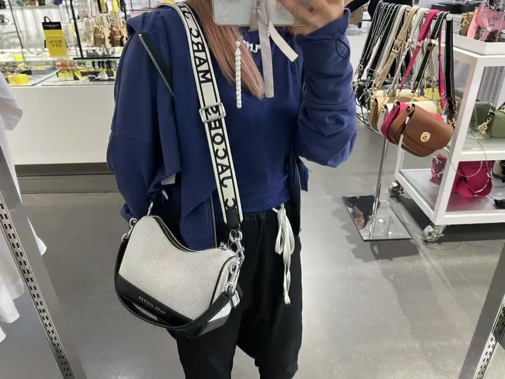 JuzBeauty_JuzBeautyMalaysia_JuzPretty_Authentic_Kbeauty_Malaysia_Skin_Care_Cosmetics_Jbeauty_Health_Care_korean_streetwear_US_Luxury_MARC JACOBS 4S5HSH018H02-261 Canvas Drifter Small Convertible Shoulder Bag In Beige Multi 饺子包8