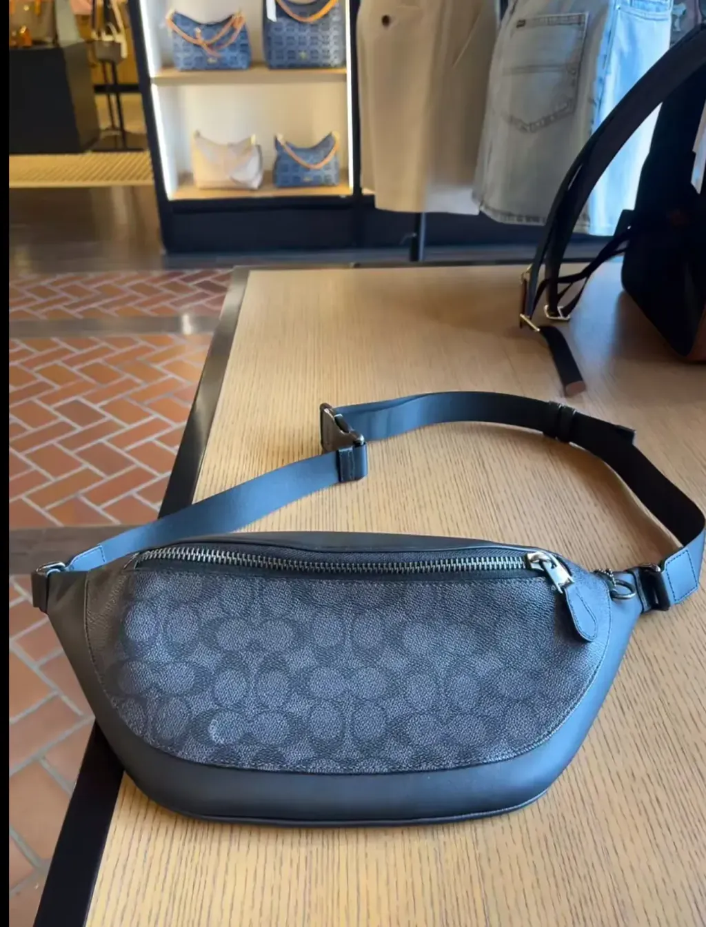 JuzBeauty_JuzBeautyMalaysia_JuzPretty_Authentic_Kbeauty_Malaysia_Skin_Care_Cosmetics_Jbeauty_Health_Care_korean_streetwear_US_Luxury_COACH CV926 Warren Belt Bag In Signature Canvas Black 男款胸包1