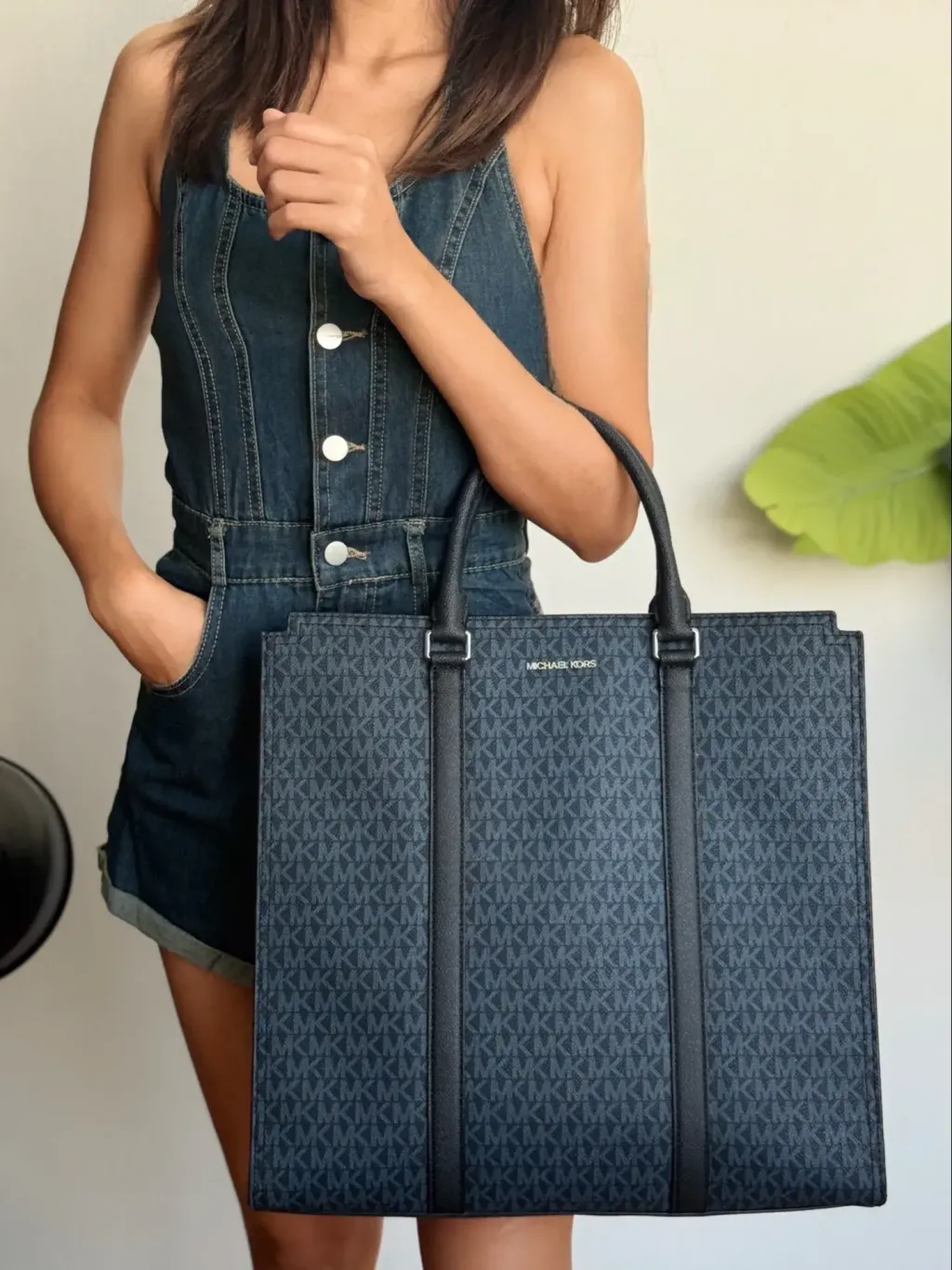 JuzBeauty_JuzBeautyMalaysia_JuzPretty_Authentic_Kbeauty_Malaysia_Skin_Care_Cosmetics_Jbeauty_Health_Care_korean_streetwear_US_Luxury_MICHAEL KORS Signature Coated Canvas And Leather Cooper Tote In Blue Black 男款托特包3