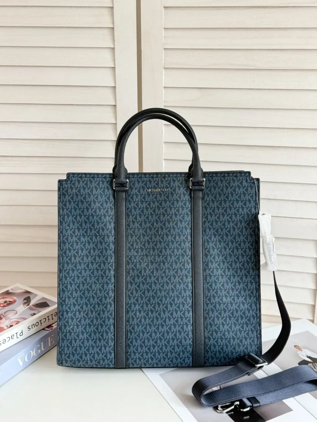 JuzBeauty_JuzBeautyMalaysia_JuzPretty_Authentic_Kbeauty_Malaysia_Skin_Care_Cosmetics_Jbeauty_Health_Care_korean_streetwear_US_Luxury_MICHAEL KORS Signature Coated Canvas And Leather Cooper Tote In Blue Black 男款托特包5
