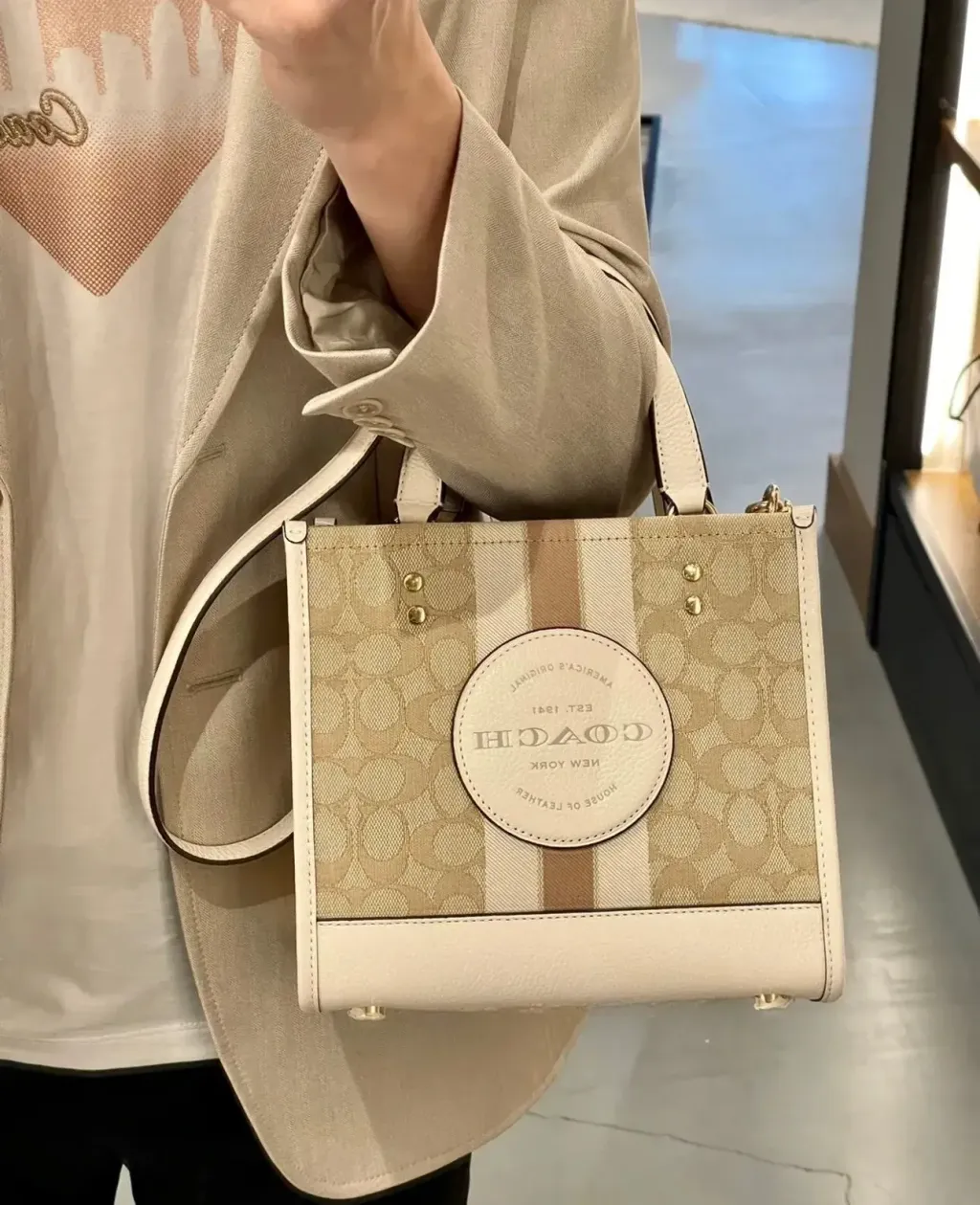 JuzBeauty_JuzBeautyMalaysia_JuzPretty_Authentic_Kbeauty_Malaysia_Skin_Care_Cosmetics_Jbeauty_Health_Care_korean_streetwear_US_Luxury_COACH C8417 CQ878 Dempsey Tote 22 In Signature Jacquard With Stripe And Coach Patch 托特包2