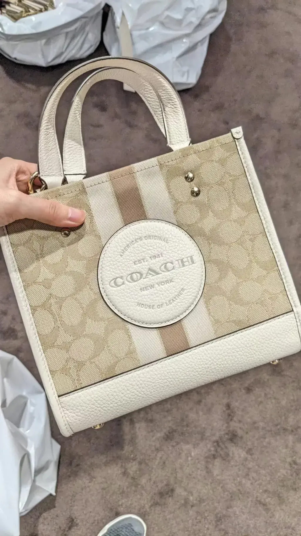 JuzBeauty_JuzBeautyMalaysia_JuzPretty_Authentic_Kbeauty_Malaysia_Skin_Care_Cosmetics_Jbeauty_Health_Care_korean_streetwear_US_Luxury_COACH C8417 CQ878 Dempsey Tote 22 In Signature Jacquard With Stripe And Coach Patch 托特包10