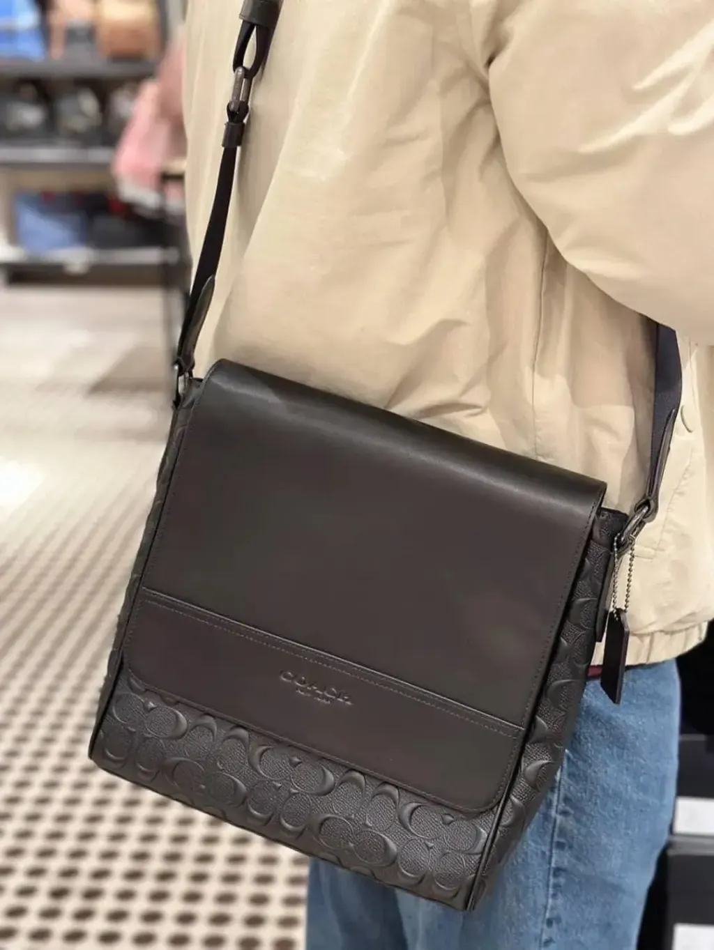 JuzBeauty_JuzBeautyMalaysia_JuzPretty_Authentic_Kbeauty_Malaysia_Skin_Care_Cosmetics_Jbeauty_Health_Care_korean_streetwear_US_Luxury_COACH 4006 Houston Map Bag In Signature Leather Qb:Black 男款斜挎包5