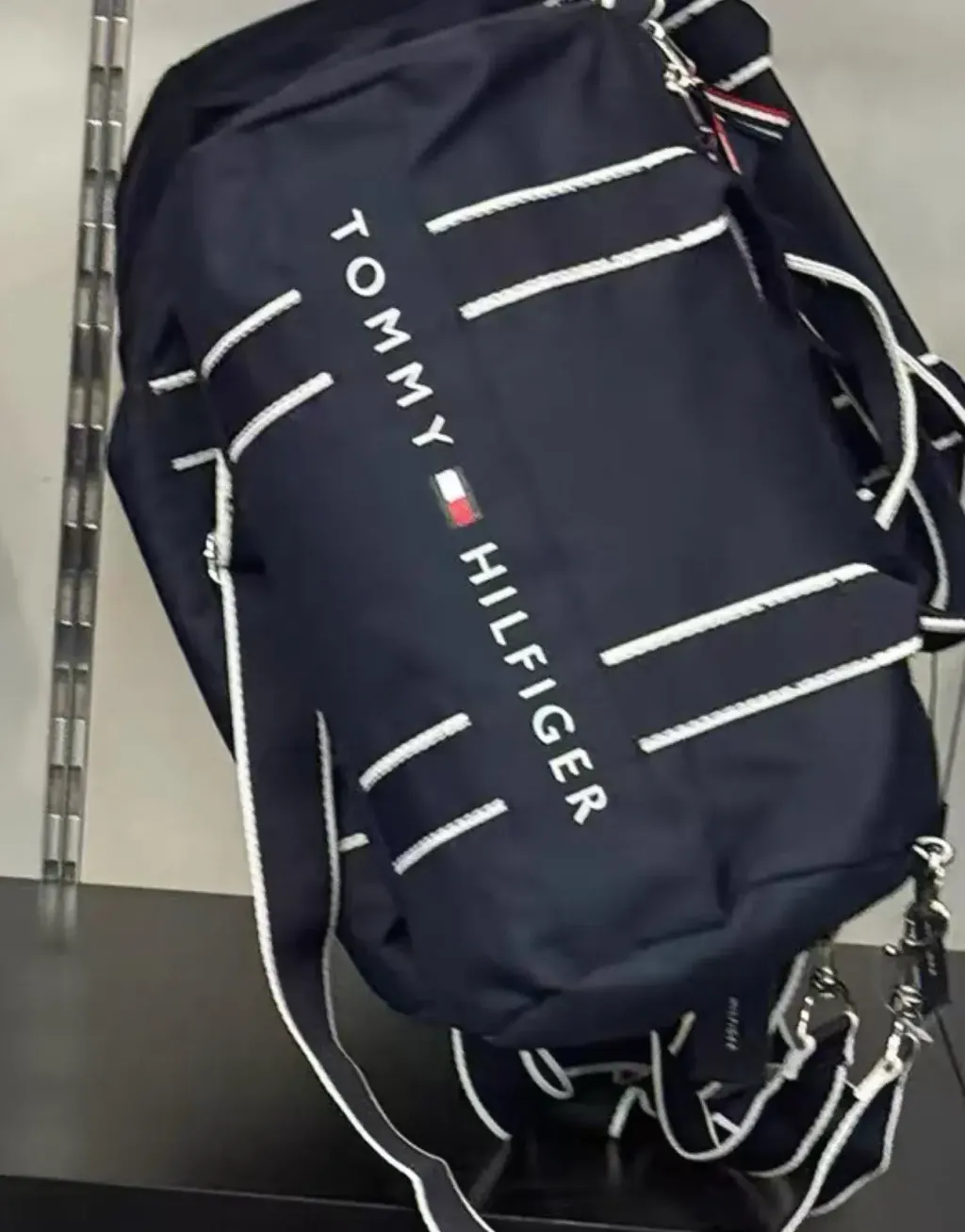 JuzBeauty_JuzBeautyMalaysia_JuzPretty_Authentic_Kbeauty_Malaysia_Skin_Care_Cosmetics_Jbeauty_Health_Care_korean_streetwear_US_Luxury_TOMMY HILFIGER DH98317307 Duffle Gym:travel Bag In Navy 旅行包9
