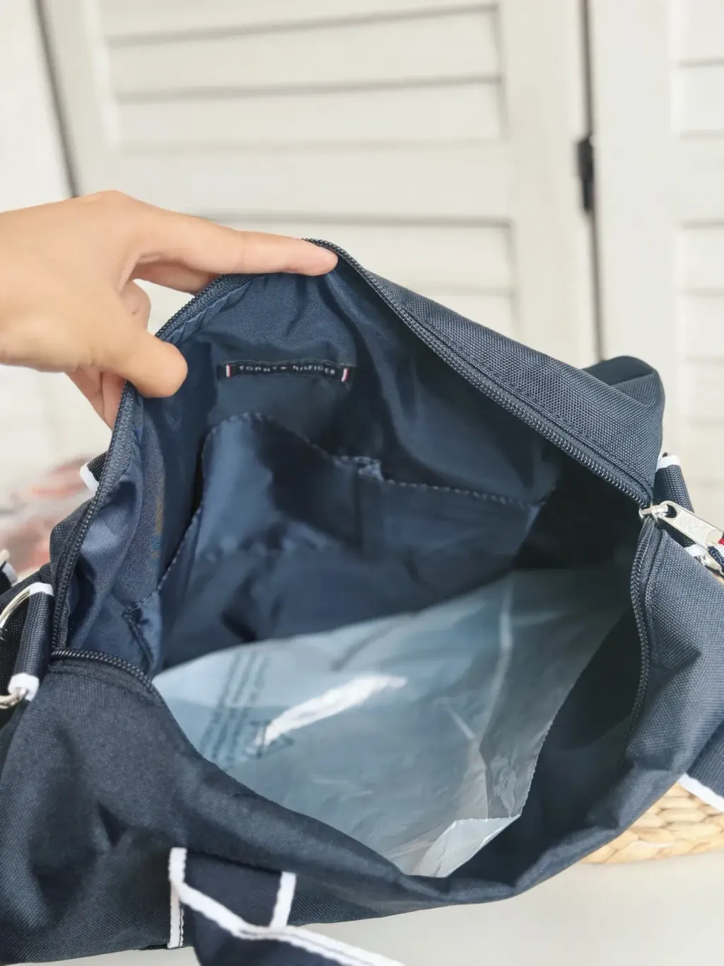 JuzBeauty_JuzBeautyMalaysia_JuzPretty_Authentic_Kbeauty_Malaysia_Skin_Care_Cosmetics_Jbeauty_Health_Care_korean_streetwear_US_Luxury_TOMMY HILFIGER DH98317307 Duffle Gym:travel Bag In Navy 旅行包5