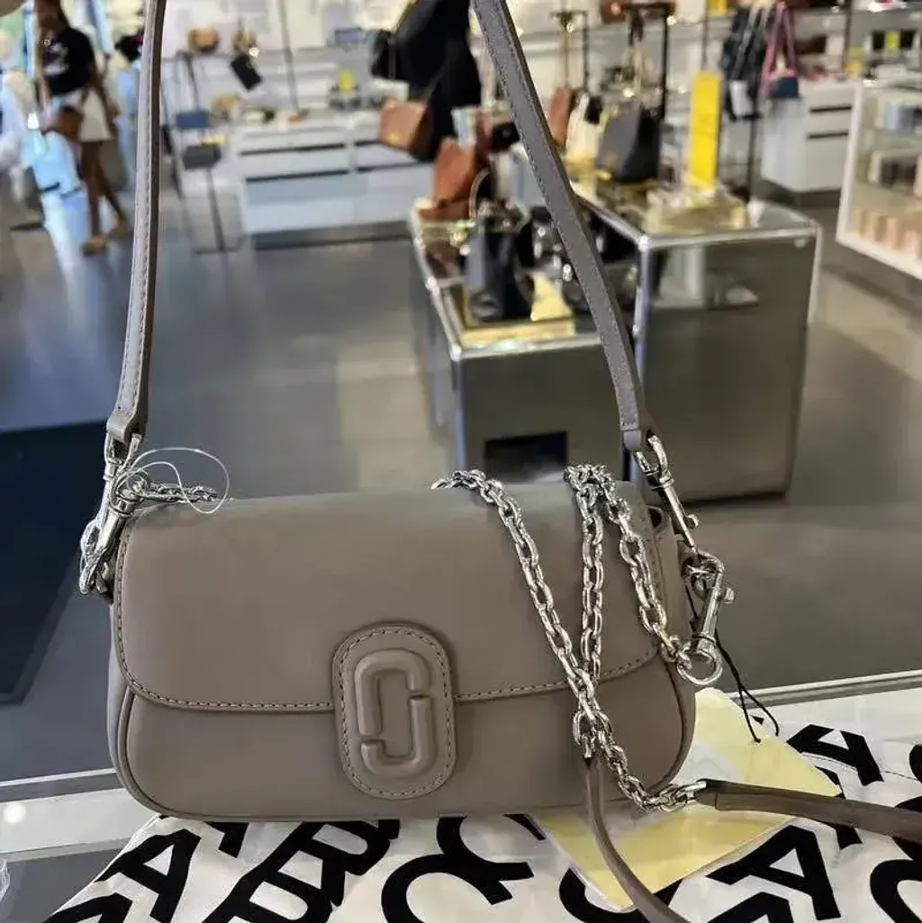 JuzBeauty_JuzBeautyMalaysia_JuzPretty_Authentic_Kbeauty_Malaysia_Skin_Care_Cosmetics_Jbeauty_Health_Care_korean_streetwear_US_Luxury_MARC JACOBS 2P4HSH035H023 The Clover Shoulder Bag In Cement 法棍包10